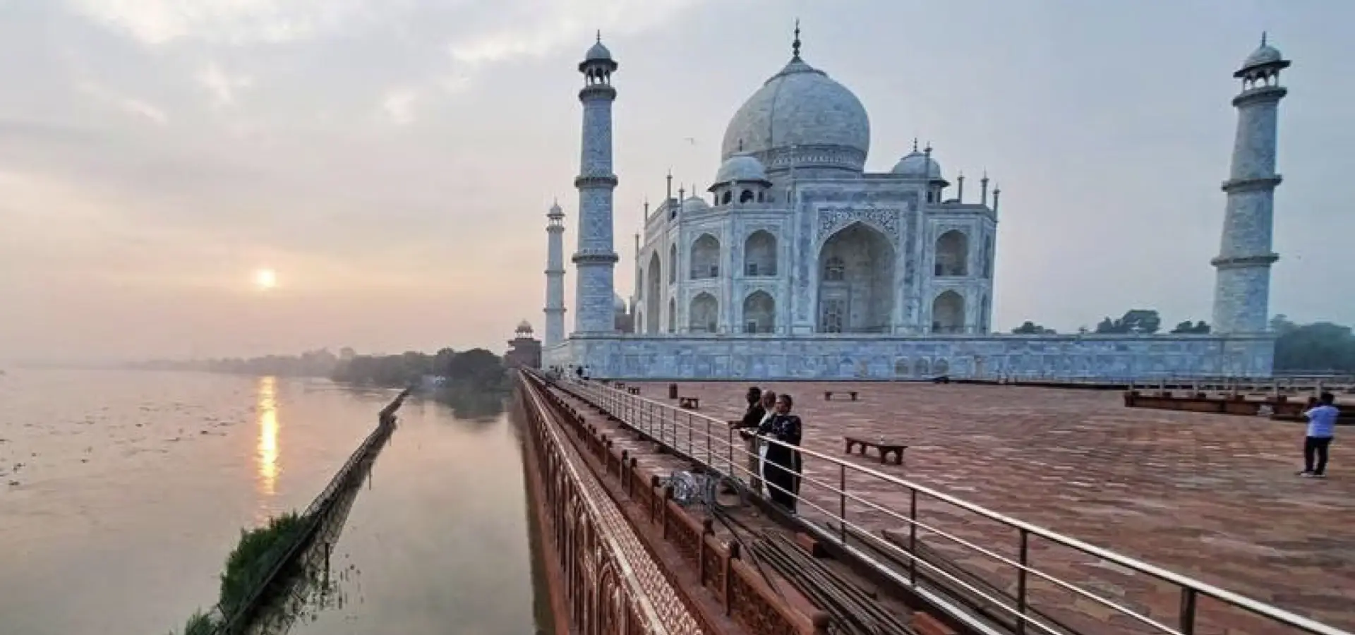 Yamuna-Rivers-rising-waters-reach-the-iconic-Taj-Mahals-walls-for-the-first-time-in-45-years-Large.‎001